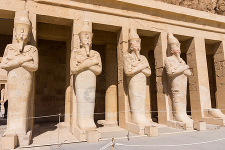 埃及Luxor附近的Hatshepsut寺庙Hatshepsut女王的像Osiris死者之神一样的Hatshepsut女皇的雕像图片