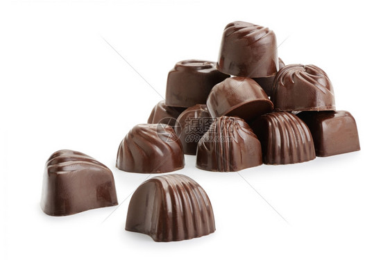白色背景上孤立的巧克力糖果图片