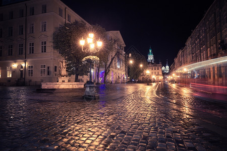 夜晚的旧欧洲城市图片
