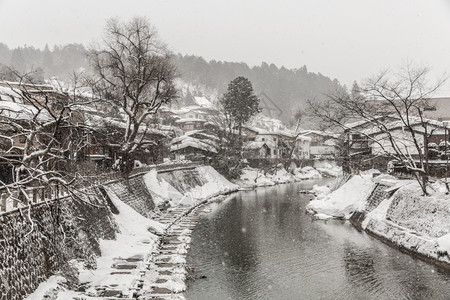 日本高山地福县冬季雪秋图片