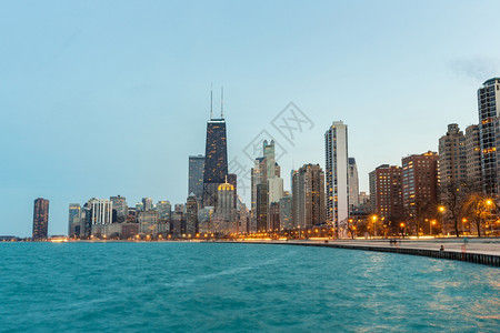 芝加哥市区和密歇根湖黄昏图片