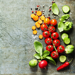生锈背景的新鲜有机蔬菜健康食品蔬菜用花园的新鲜收获有免费文字空间的背景布局图片