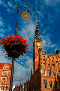 波兰格丹斯克主要城市长街的政厅和灯鲜花图片