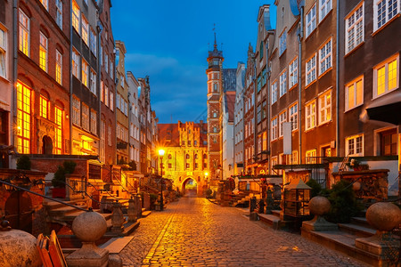 波兰格但斯克老城街道和大门的MariackaStMaryMariacka和StMary的美丽历史建筑图片