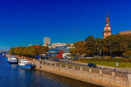 秋天清晨的里加老城和道瓦河背景的里加大教堂和城堡拉脱维亚图片