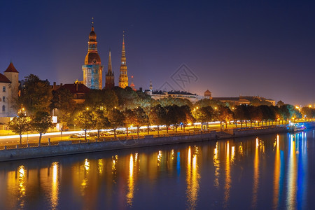 夜里加老城和道瓦河里大教堂和圣彼得铁路桥和里加广播电视塔拉脱维亚图片