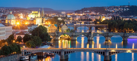 Vltava桥全景布拉格捷克黄昏图片