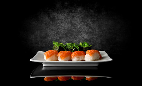 黑背景的盘子寿司图片