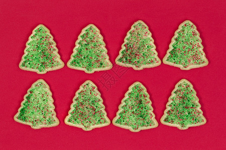 圣诞树形状的饼干组织红色背景图片