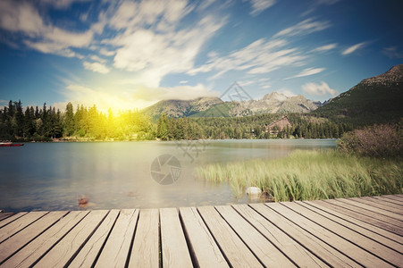 阳光明媚的阿尔卑斯山湖图片
