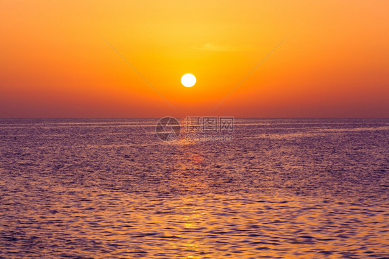海面上美丽的日落景色海滩上热带日落图片