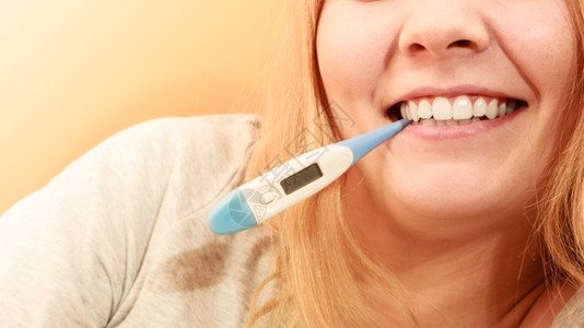 嘴里有数字温度计的患病妇女年轻孩高烧测量温度健康图片