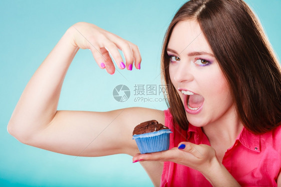 甜食糖让我们快乐笑的女人手持巧克力蛋糕松饼图片