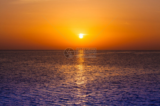 海面上美丽的日落景色海滩上热带日落图片