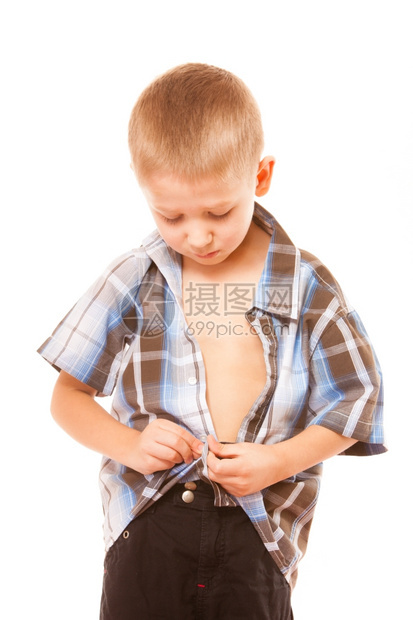 童年独立概念小男孩在衬衫上扣系紧纽孤立在白色背景上图片