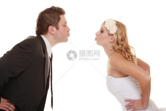 结婚日幸福的新娘和郎夫妇亲吻的肖像图片