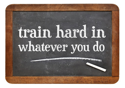 无论你做什么训练努力的火车以白粉做建议在老旧的黑板上图片