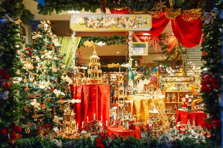 比利时布鲁日的圣诞市场装饰和照亮图片