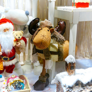 圣诞驯鹿老人熊和玩具在比利时布鲁日的圣诞纪念品市场商店展售装饰和照亮图片