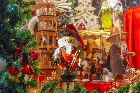 圣诞老人树和在比利时布鲁日的圣诞纪念品市场商店的玩具装饰和照亮比利时布鲁日图片