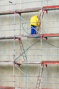 人清洗墙脚手架建筑工地在装修清洁脏物图片