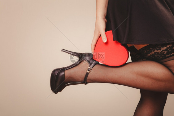 穿黑裙子的感身体女穿着红丝袜的内裤心盒礼物图片