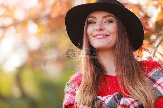 秋天公园的美丽女子秋天公园的迷人微笑年轻女子肖像穿着红色毛衣围巾和黑帽子的时装女孩图片