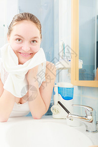 女性洗脸泼水洗脸的女人在浴室用清洁水洗脸背景