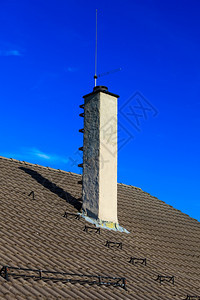 屋顶砖有烟囱和安全金属梯可攀登天空背景图片