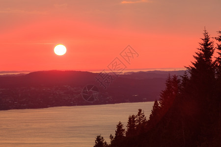 从挪威卑尔根山丘和fjord风景红天日落的全背景图片