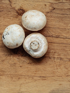 蔬菜食品新鲜的白色蘑菇木制厨房桌上的冠军图片