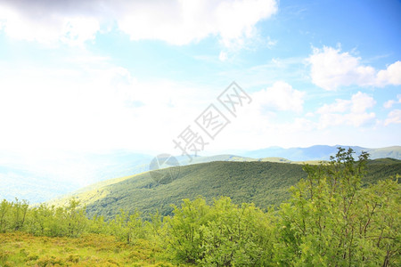 自然和环境美丽的绿山夏季区景观旅行和游图片