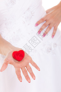 穿婚纱新娘手中的订婚戒指盒女手掌握珠宝的近亲女新娘手中的订婚戒指盒背景