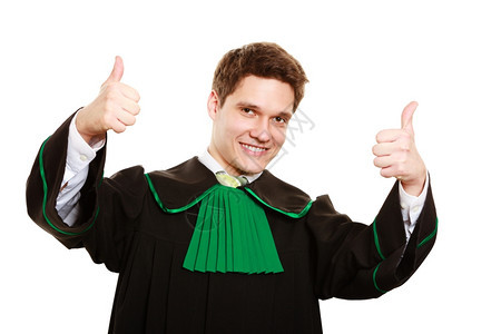 法律庭波兰油色黑绿袍的男律师用拇指举起成功手牌势在白色上孤立的手势图片