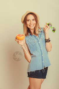 快乐的女士在帽子喝葡萄果汁饮食快乐的女游客在草帽拿着墨镜健康饮食体重损失暑假内stagram过滤图片