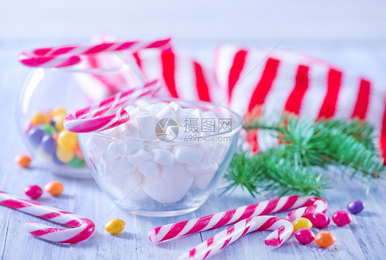 圣诞甜和餐桌上的装饰图片
