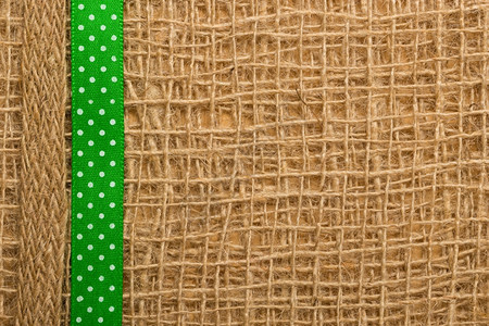 棕色网状材料的圆点绿丝带天然薄膜背景图片
