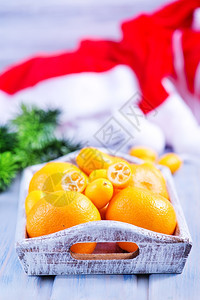 餐桌上的新鲜橘子和圣诞节装饰图片