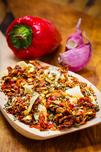 大暑素材好吃的烹饪热彩色调味品用于木勺上意大利面的混合烹饪素材背景