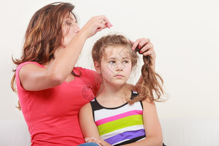 母亲梳理女儿注意发型在孩子生活中扮演重要角色图片