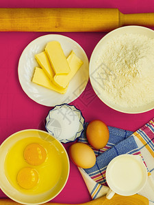 烹饪概念准备烘烤原料和厨房工具以在粉非棒片硅垫子上做蛋糕最高视图图片