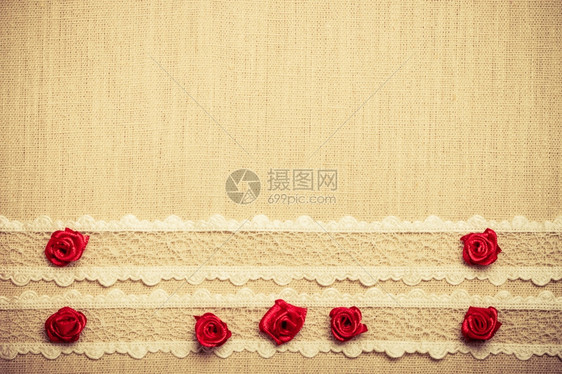 情人节婚礼请柬或贺卡红装饰的丝绸玫瑰花衣物上带丝边框图片