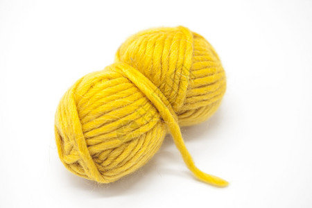 黄羊毛线圈用来在白色背景上编织黄羊毛线圈用来在白色背景上编织图片