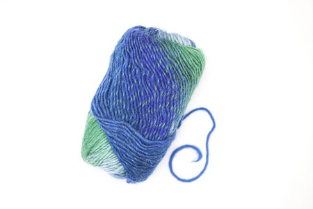 绿色蓝羊毛线球用来在白色背景上织绿色蓝彩毛线球用来在白色背景上织绿色蓝彩毛线球用来在白色背景上织背景图片