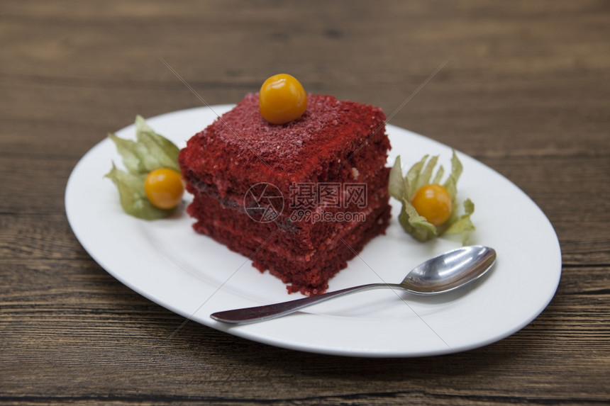 红天鹅绒新鲜的美味饮食蛋糕和果汁的肉盐在DukanDitalt在一个瓷盘上和勺子放在木质背景上图片
