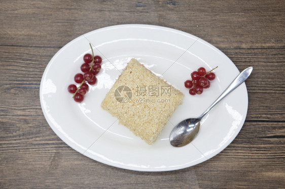 新鲜美味的饮食蛋糕杜坎餐饮店的白莓红卷饼放在瓷板上木本底有勺子新鲜美味的饮食蛋糕杜坎餐饮店的红盘子上木本底有勺子图片