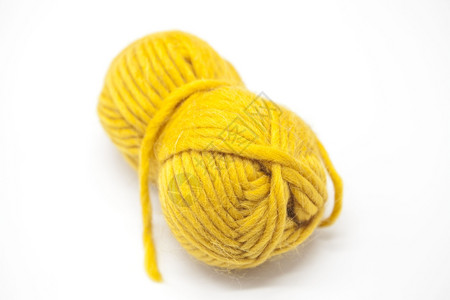 黄羊毛线圈用来在白色背景上编织黄羊毛线圈用来在白色背景上编织图片