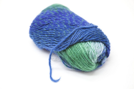 绿色蓝羊毛线球用来在白色背景上织绿色蓝彩毛线球用来在白色背景上织绿色蓝彩毛线球用来在白色背景上织图片