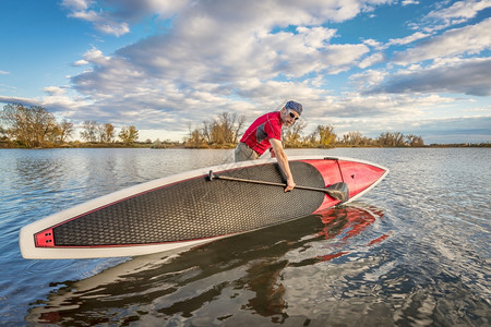 在科罗拉多湖的上划桨背景图片