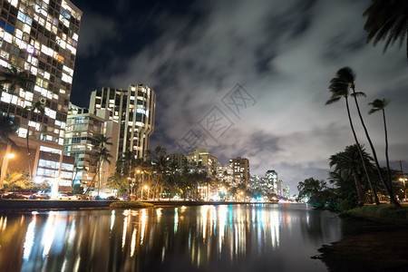 河边的夜晚弥漫着烟雾图片